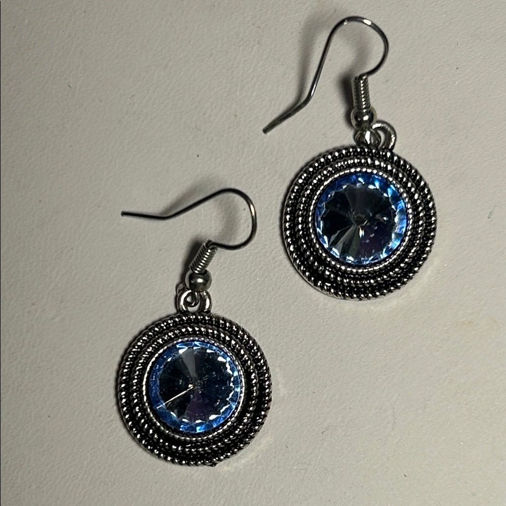 Elegant Silver and Blue Faceted Earrings - Picture 4 of 6